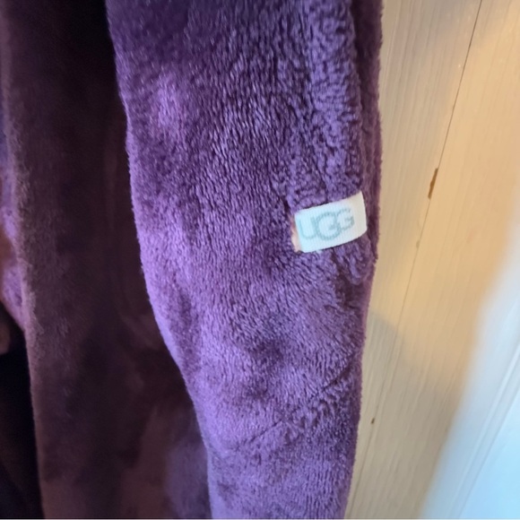 Women’s UGG Fuzzy Burgundy Bathrobe plush size medium cozy - Picture 3 of 5